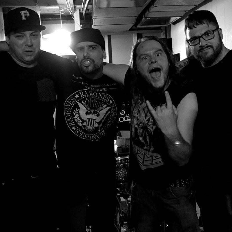 Quatre membres de Turbo Distortion réunis en coulisses
